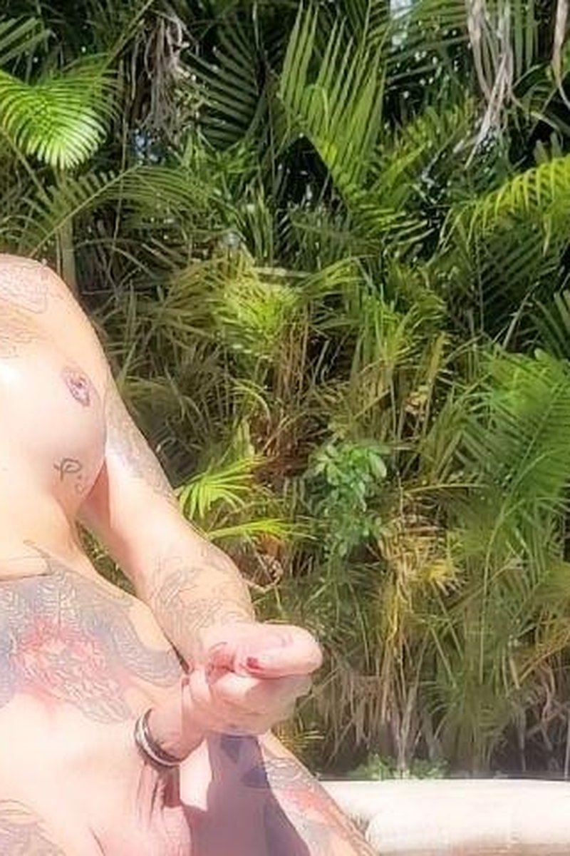 Poolside Solo - Screenshot 1 of 4 - Big Dick