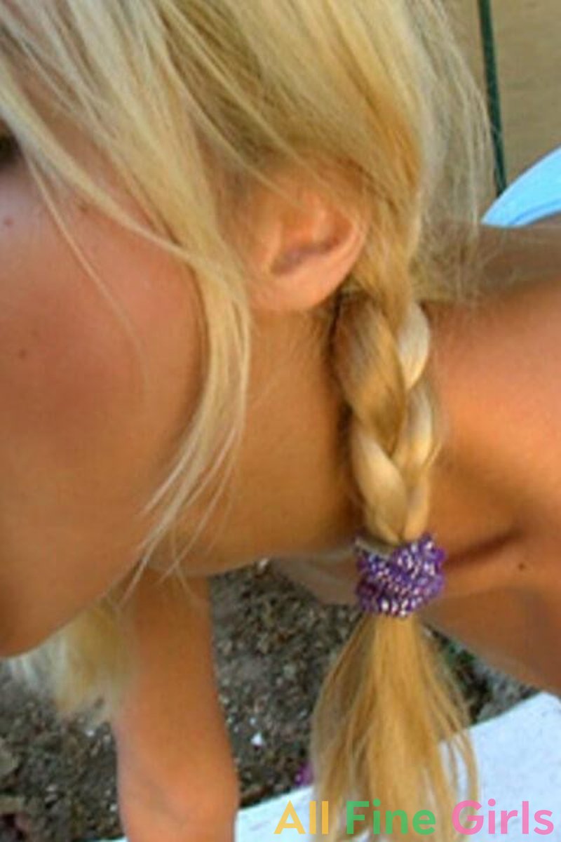 Quiet Corner - Screenshot 1 of 4 - Blond Hair