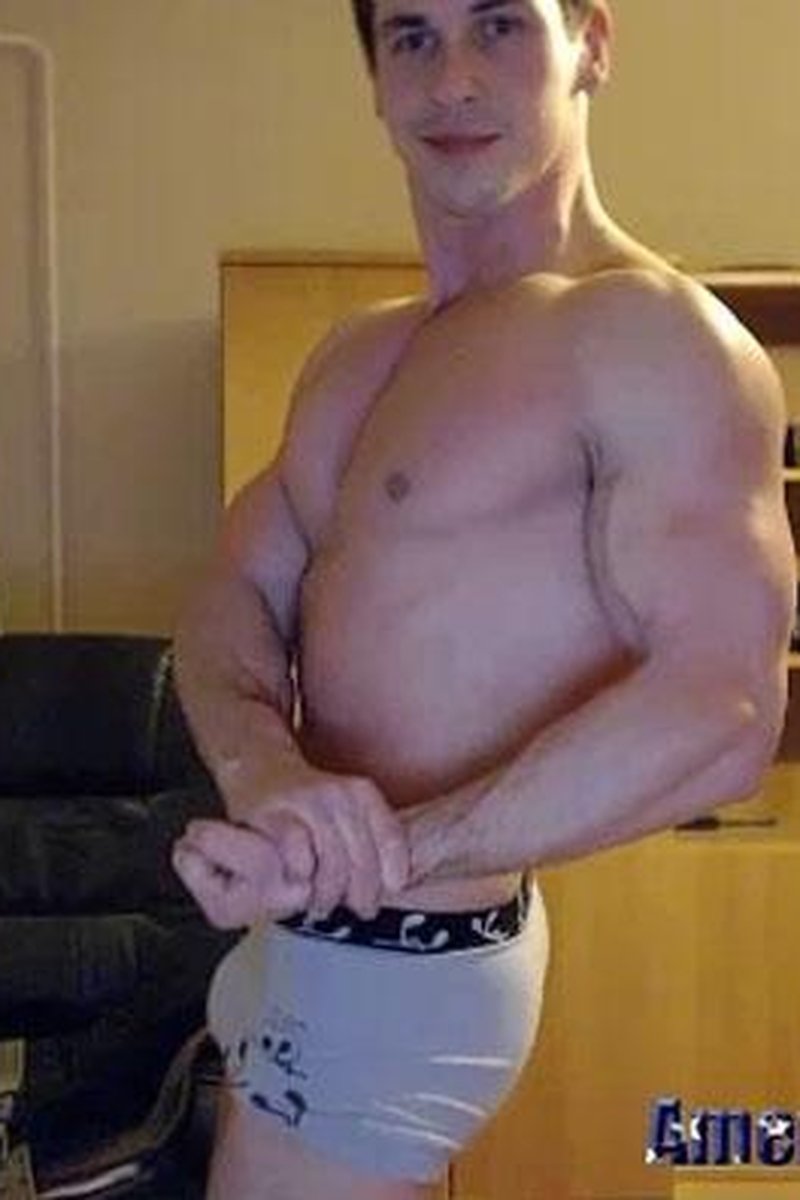 Showing Off & Flexing - Screenshot 1 of 4 - Muscular