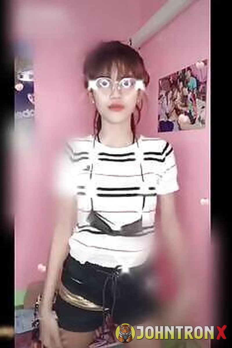 Plai Video - Screenshot 1 of 4 - Short Woman