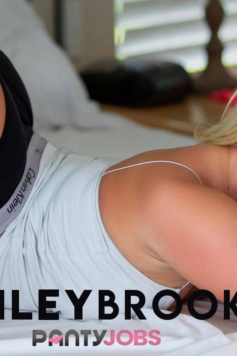 Bailey Brooke Gives a Pantyjob - Screenshot 1 of 4 - Cotton