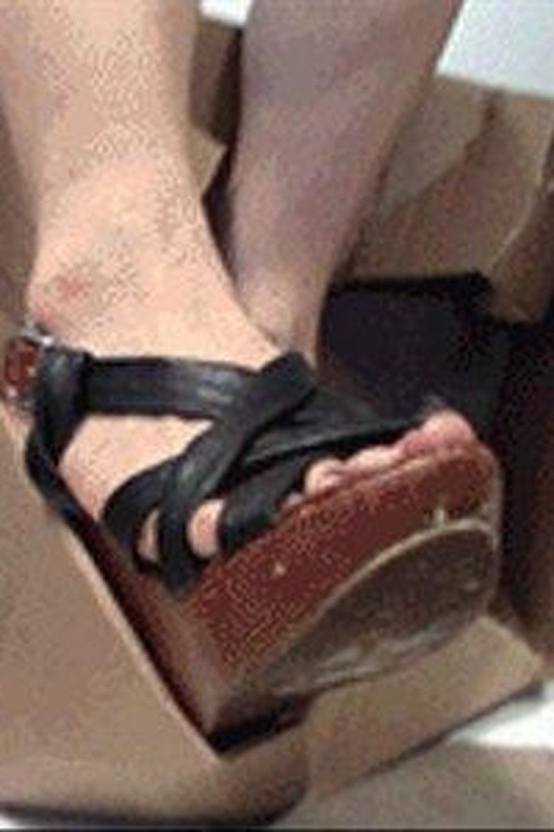 Crushing Boxes Wmv - Screenshot 1 of 4 - Calf Muscle Fetish