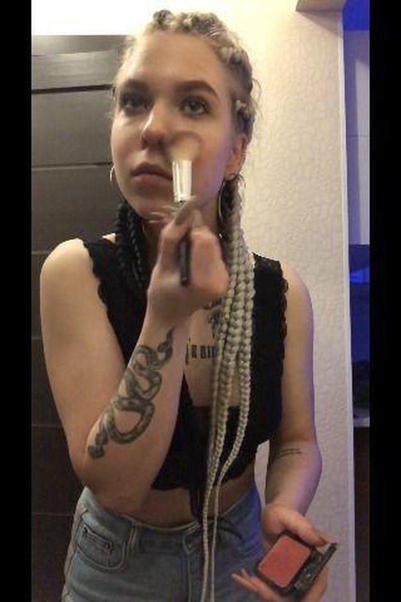 Make-Up Session - Screenshot 1 of 4 - Long Hair