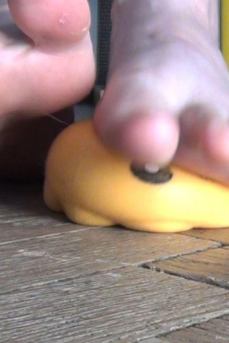 I Trample A Yellow Friend With My Foot - Screenshot 1 of 4 - Blonde Hair (Female)