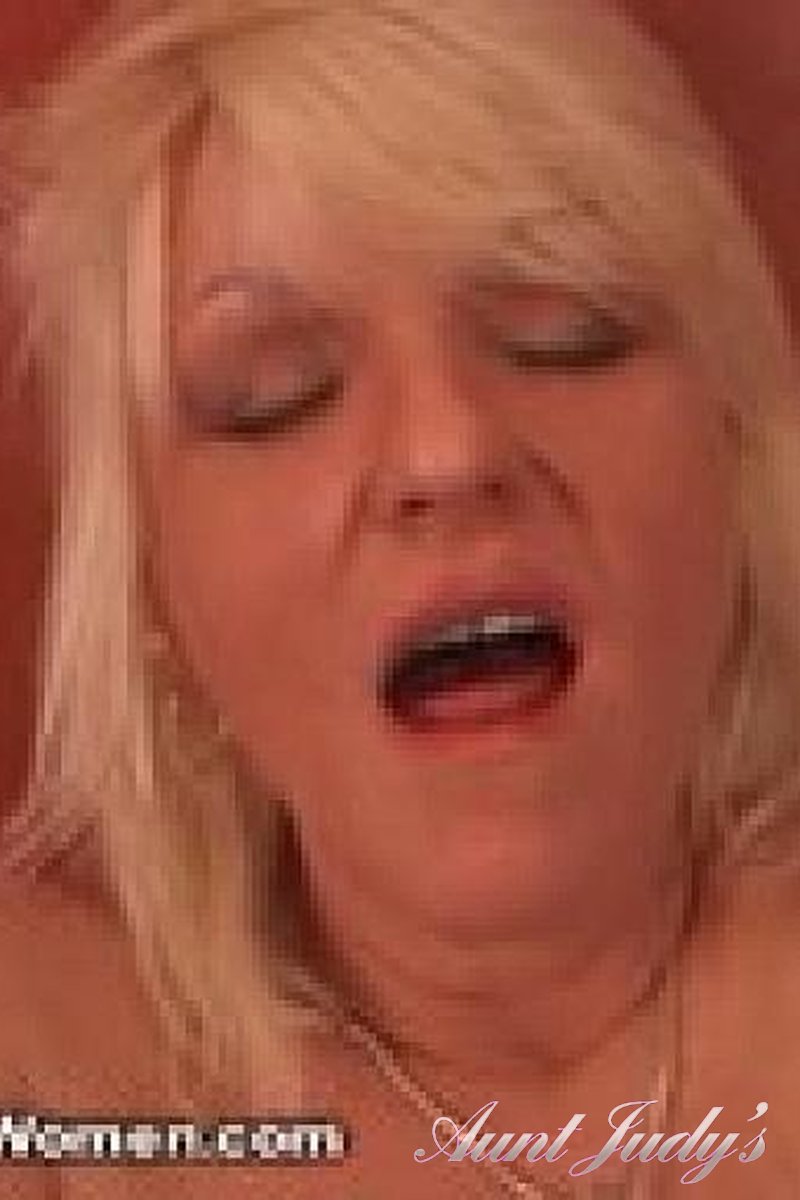 April Masturbates - Screenshot 1 of 4 - Masturbation