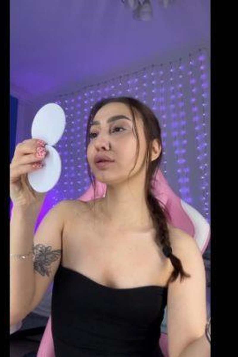 Makeup Before Streaming - Screenshot 1 of 4 - Eye Contact