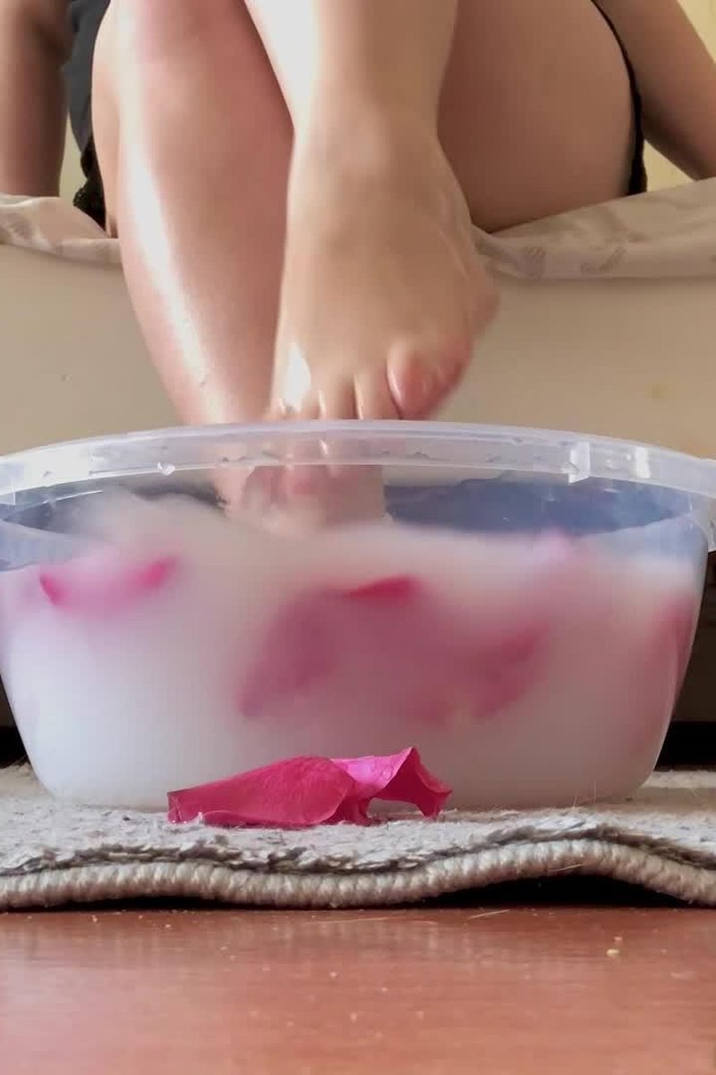 Feet Bathing! - Screenshot 1 of 4 - Bathroom