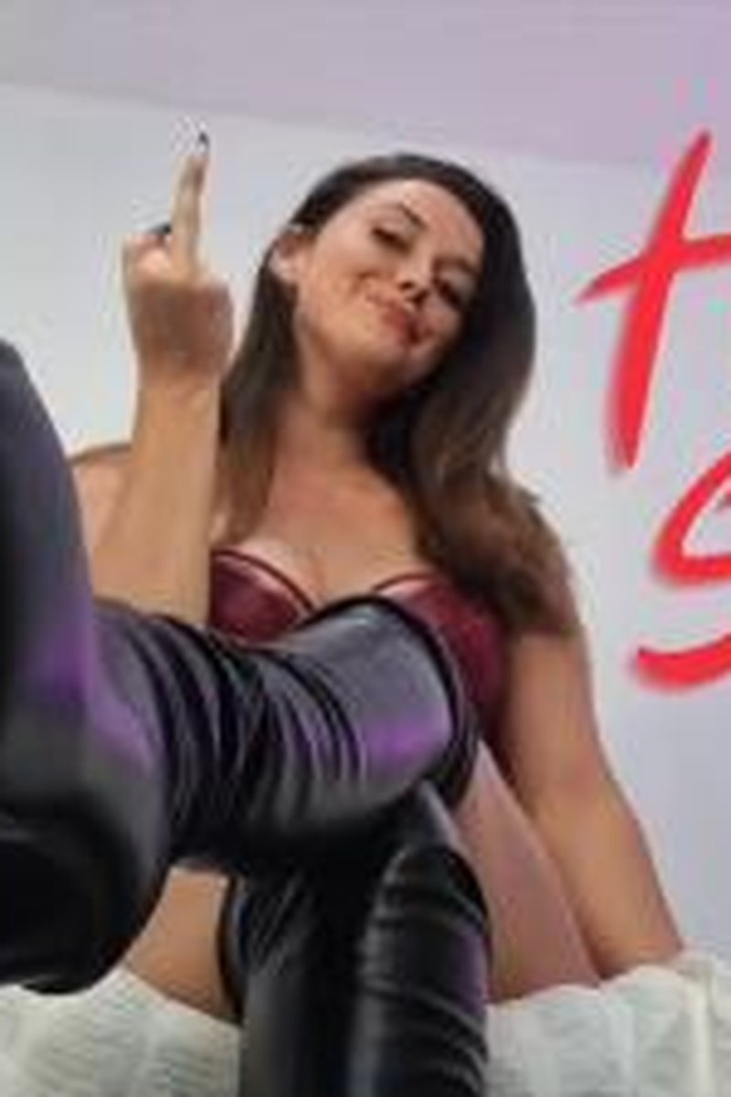 Heel Slut - Screenshot 1 of 4 - Boot Cleaner