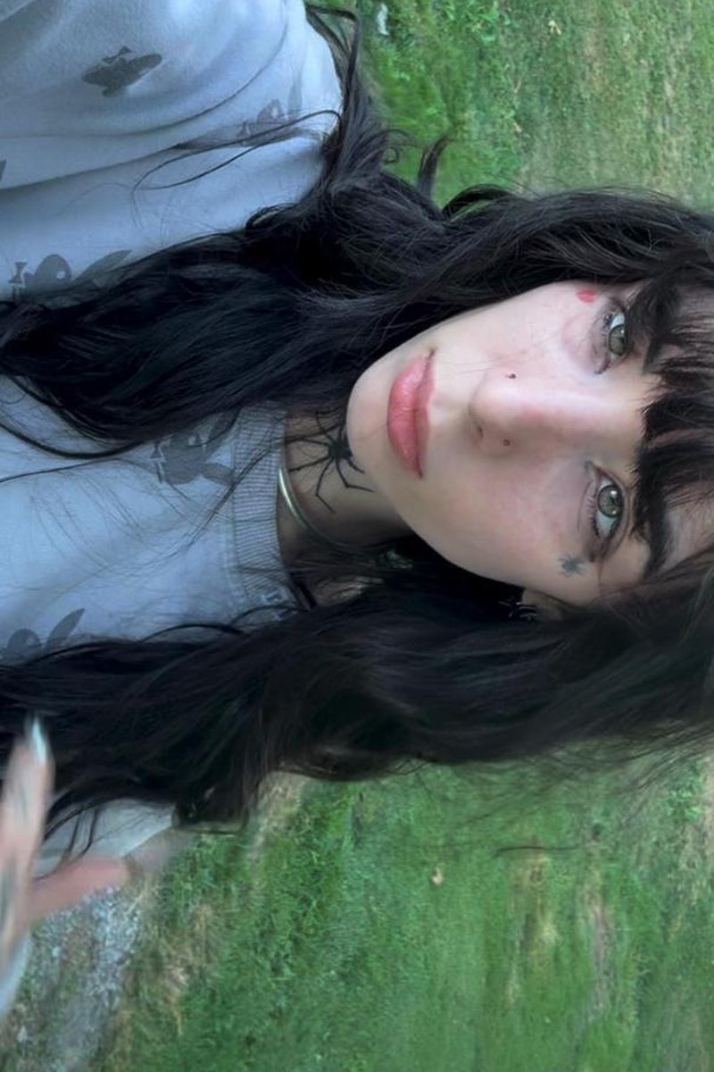 Peeing Outdoors - Screenshot 1 of 4 - Altgirls