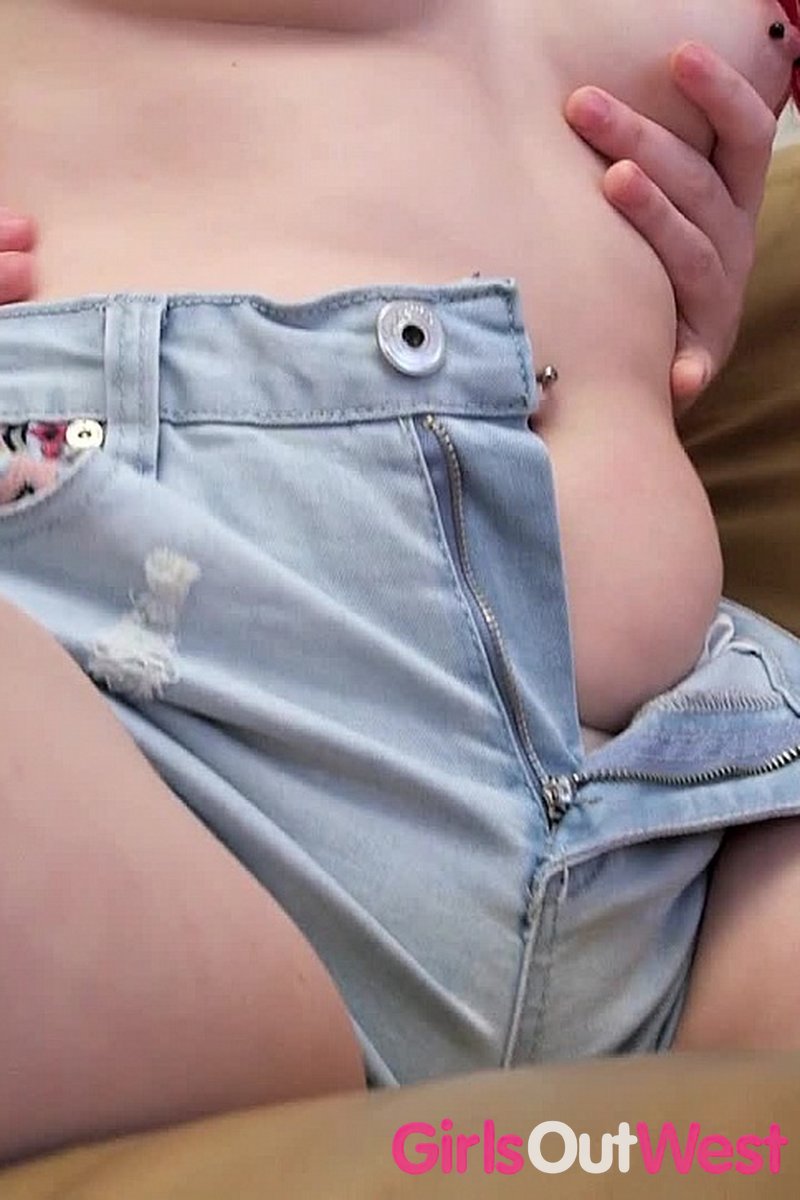 Ruby Red - Pizza - Screenshot 1 of 4 - Hairless Pussy