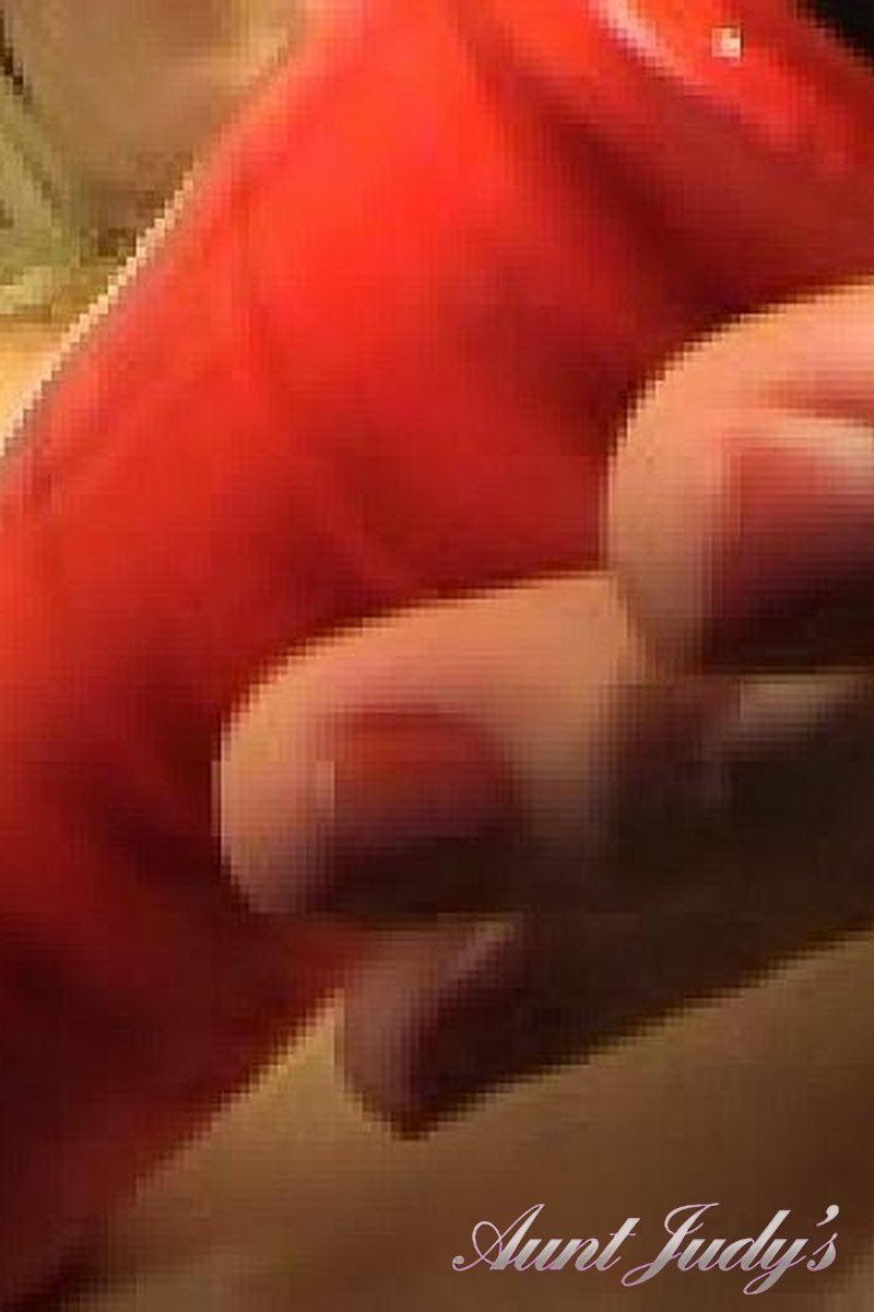 Bee Puts a Big Dildo in Her Pussy - Screenshot 1 of 4 - Bee Bee002