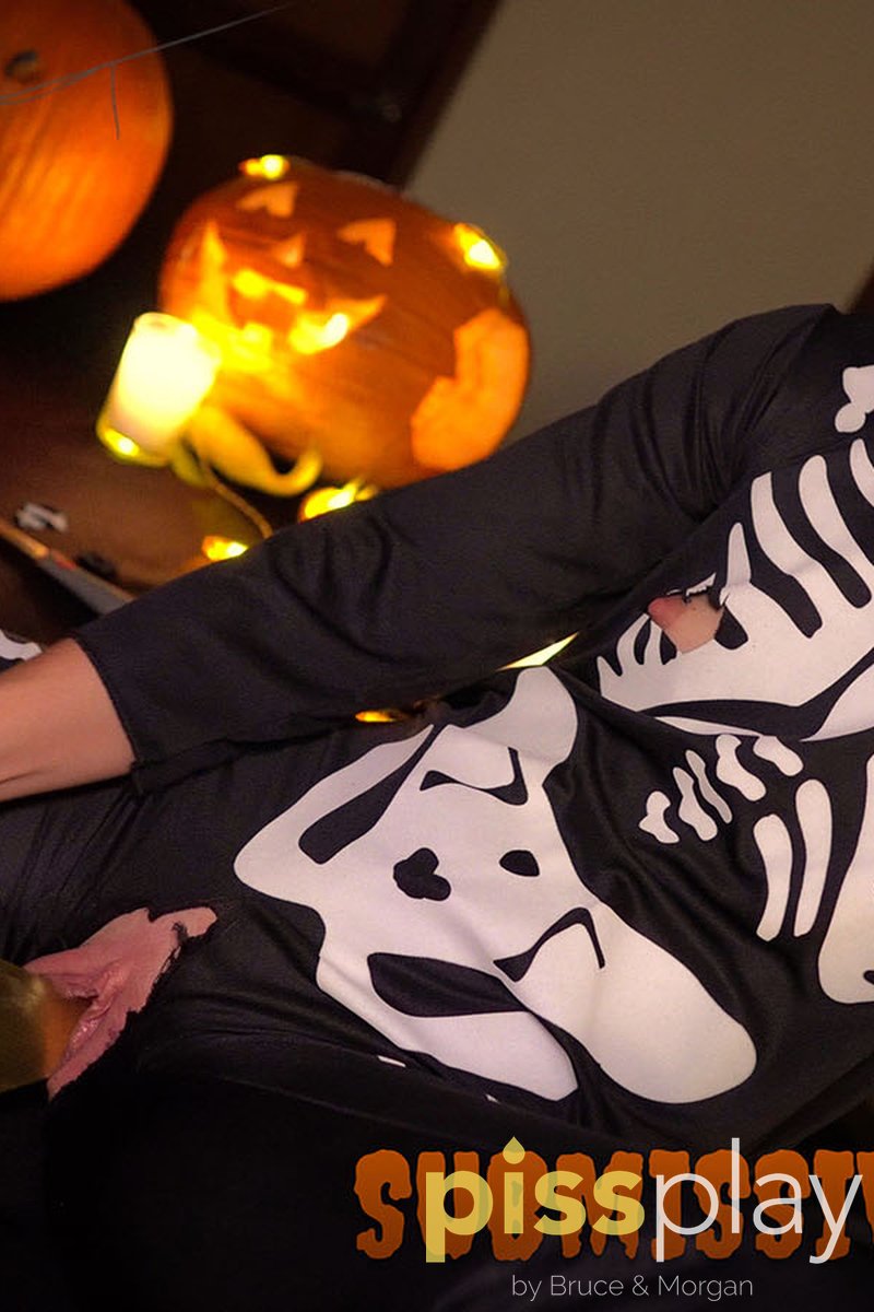 Submissive Skeleton - Screenshot 1 of 4 - Fingering