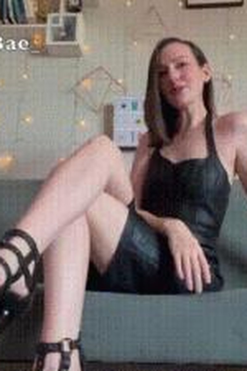 CFNM Heel/Foot Worship Snap Drain - Screenshot 1 of 4 - CFNM