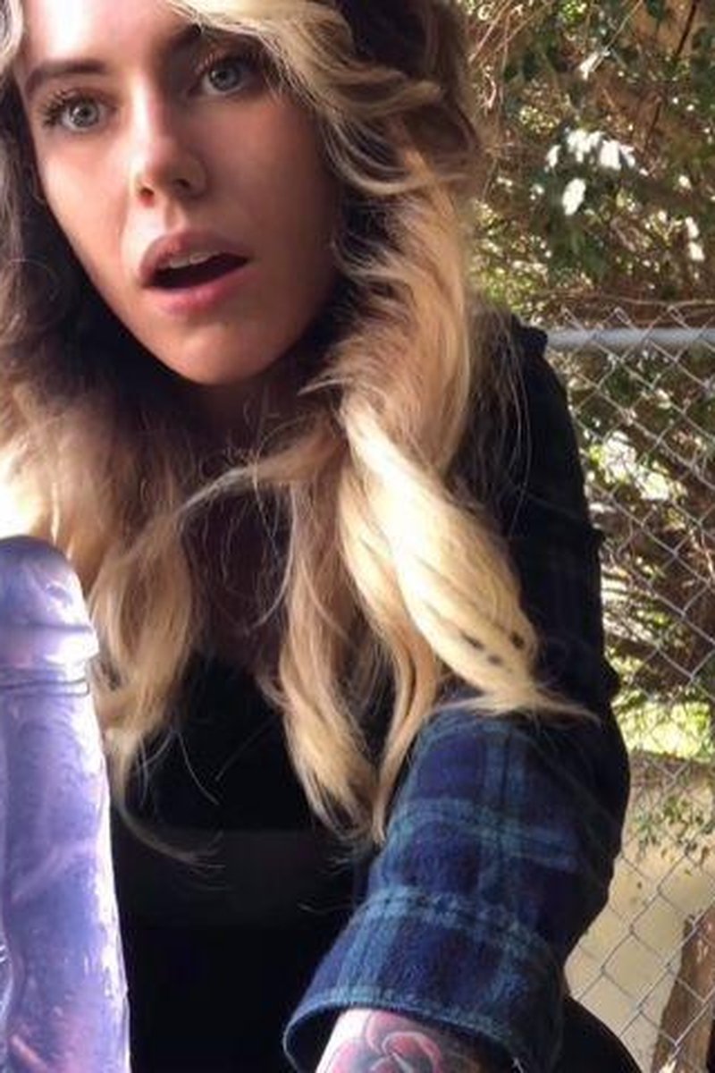 Outdoor BJ - Screenshot 1 of 4 - Blowjob