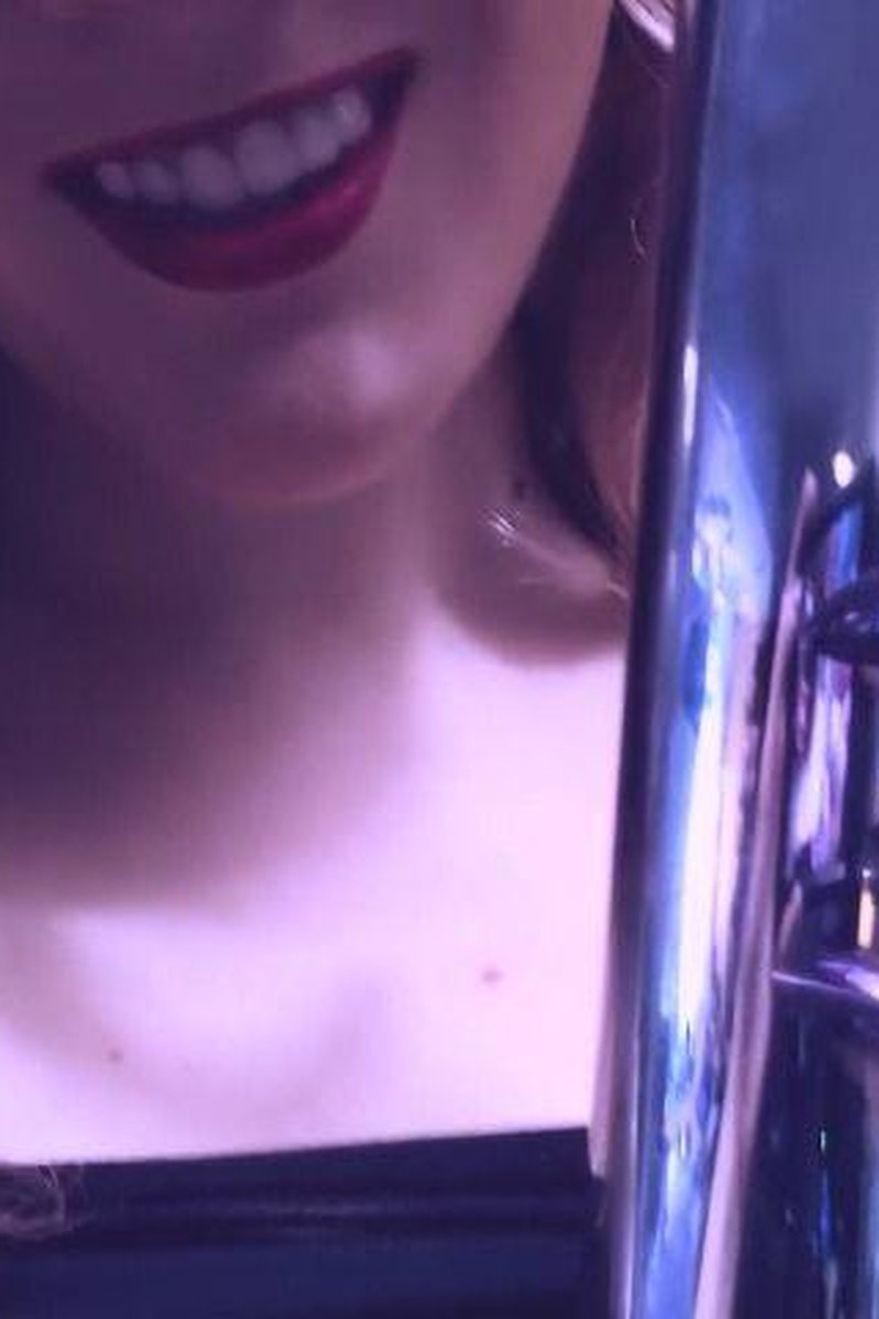Long Finger Nails Tapping - Screenshot 1 of 4 - Fake Nails