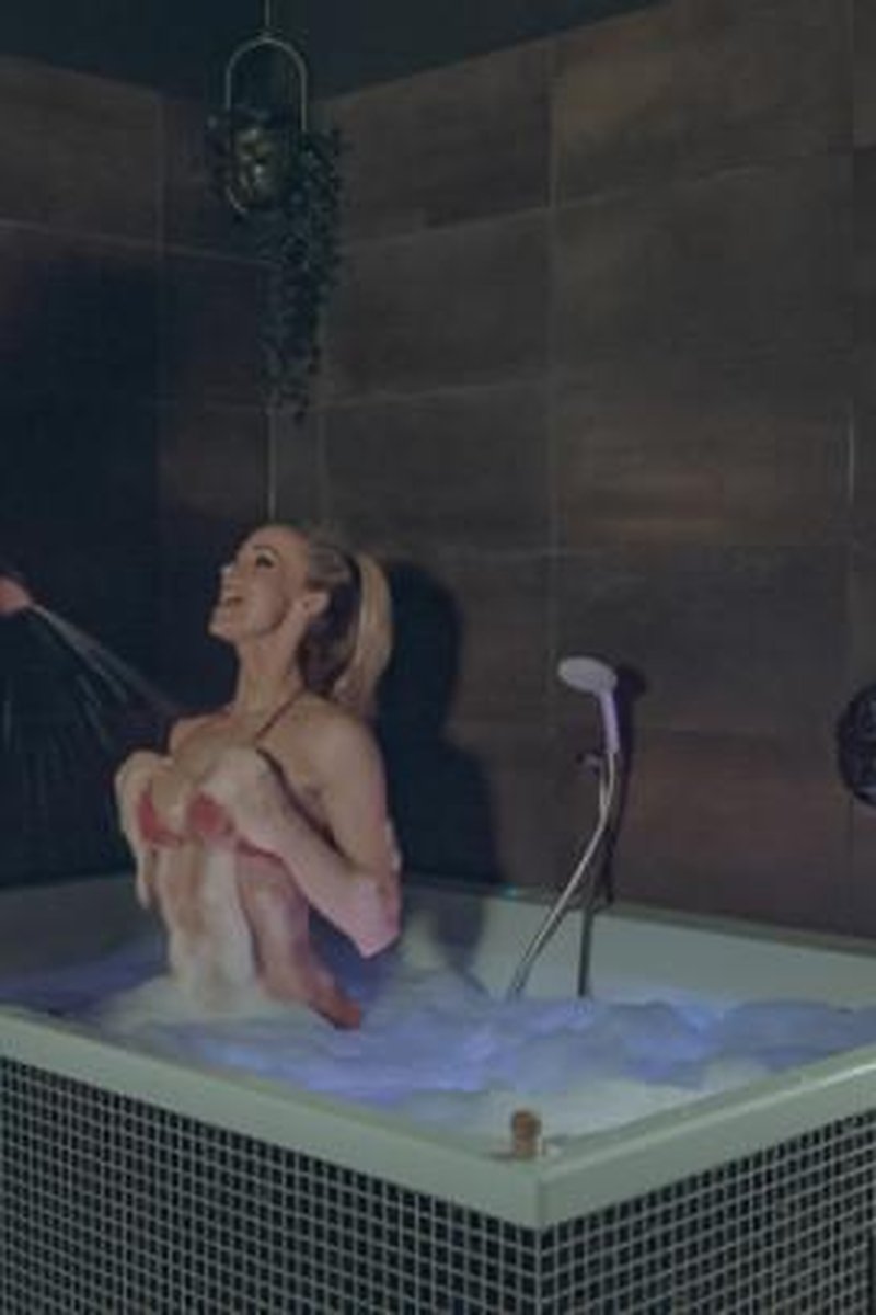 Bubbles And Orgasms - Screenshot 1 of 4 - Bathroom