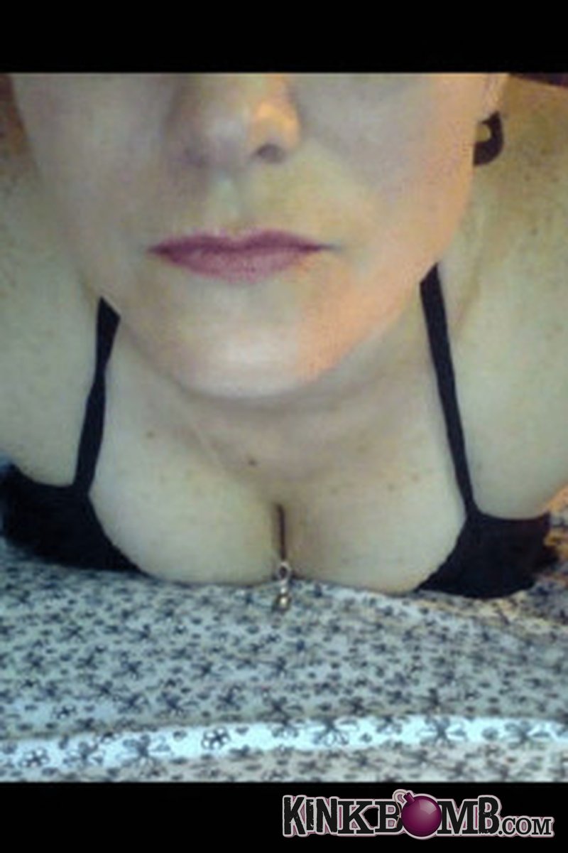 Ursexydestiny: Itty Bitty Bathingsuit!! - Screenshot 1 of 4 - Bathroom