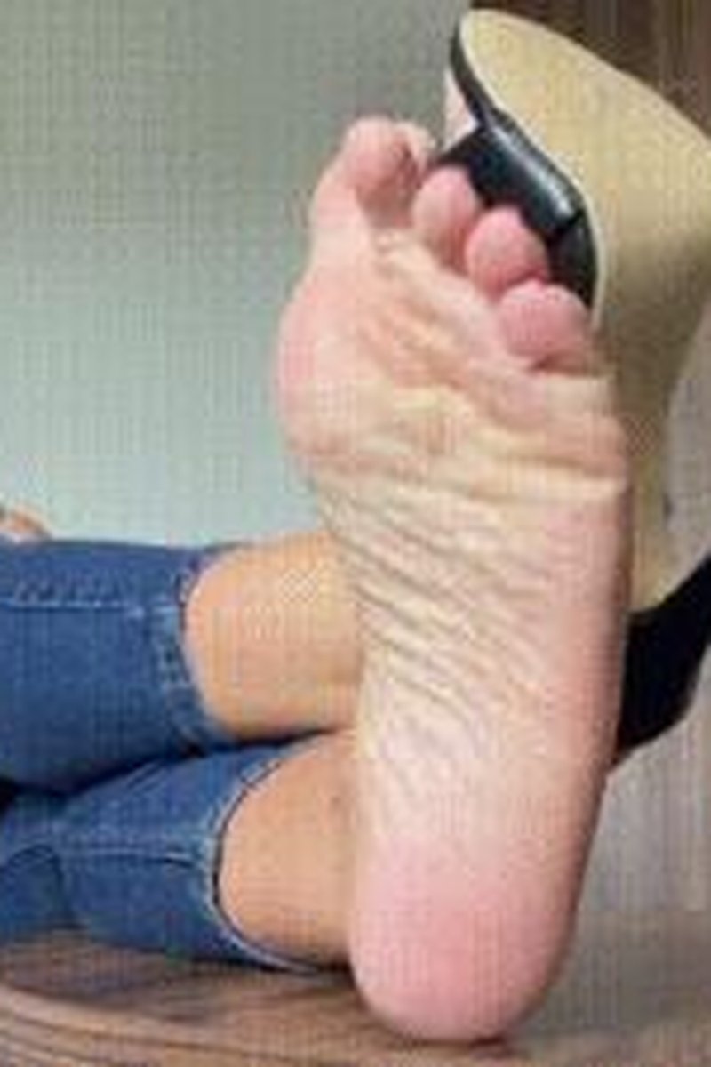 Toe Wiggling Tea Break - Screenshot 1 of 4 - Foot Fetish