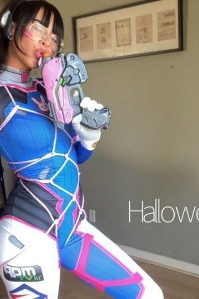 D.Va Cosplay Shibari Tutorial - Screenshot 1 of 4 - Bondage