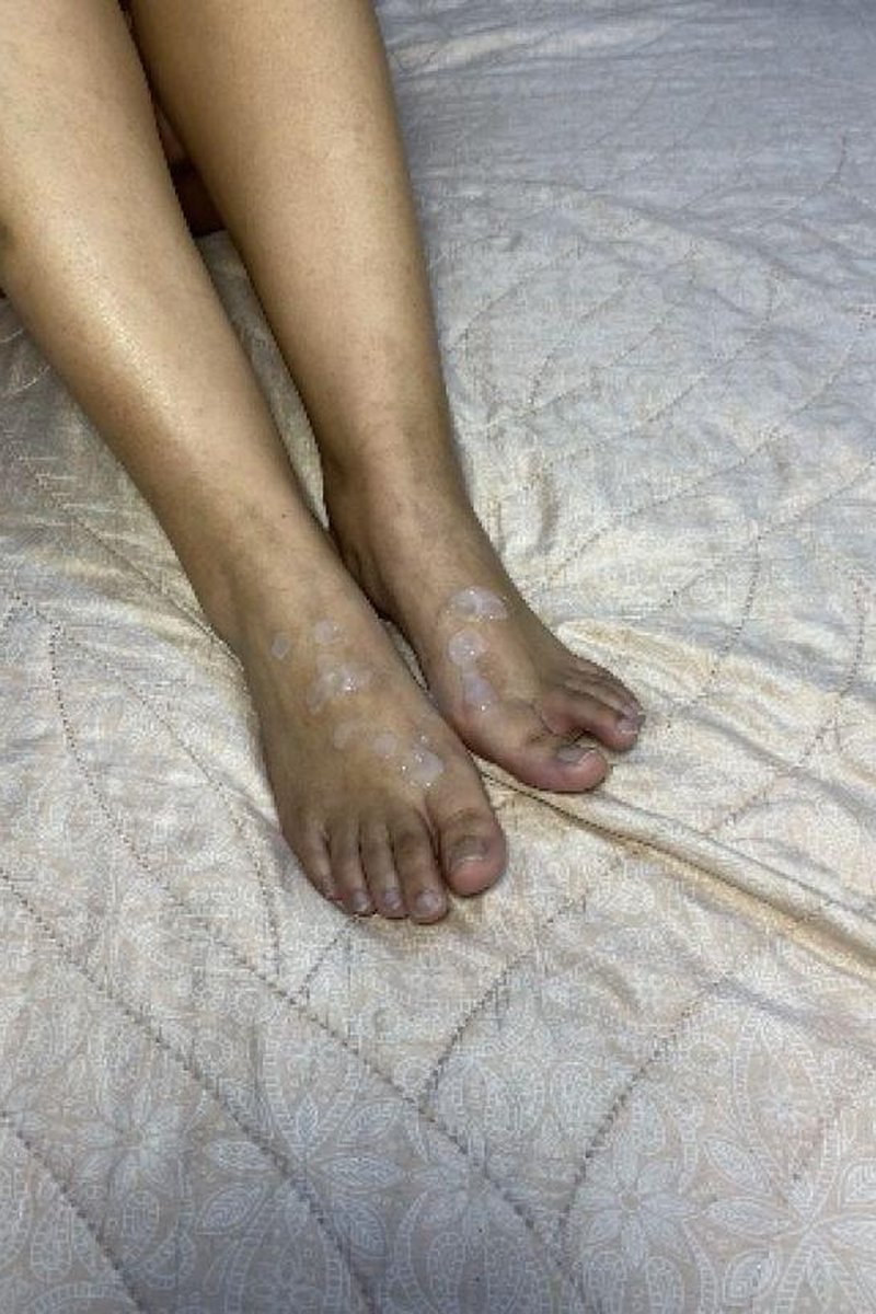 TP-manyvidsrebecahernandez-mostrando-mis-pies-antes-de-caerle-crema