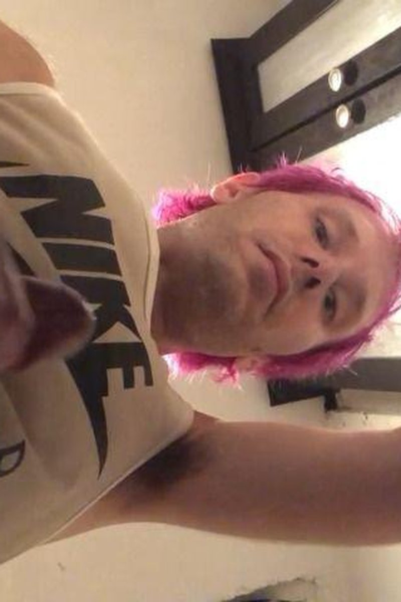 Jerking Off - Screenshot 1 of 4 - Gay