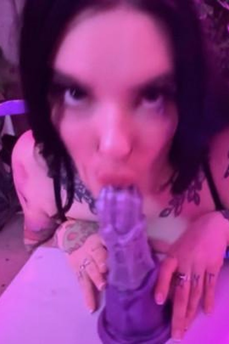 Tiny Hand - Screenshot 1 of 4 - Alternative Girl