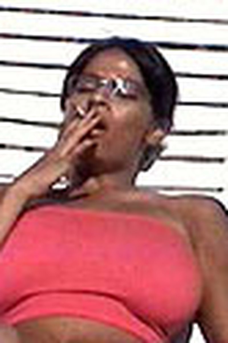 Laila - Screenshot 1 of 4 - Smoking