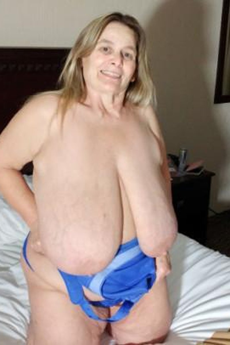 Bra Changing - Screenshot 1 of 4 - Bra