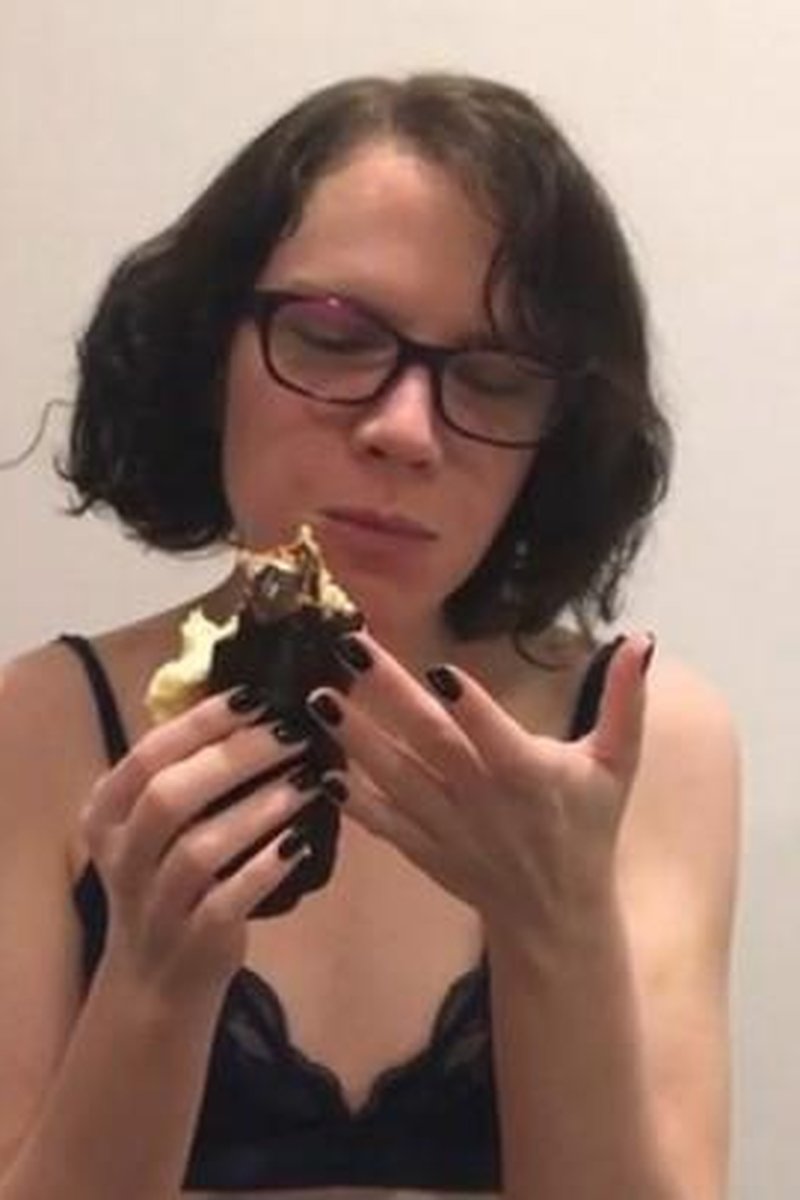 Eating An Eclair - Screenshot 1 of 4 - Chewing