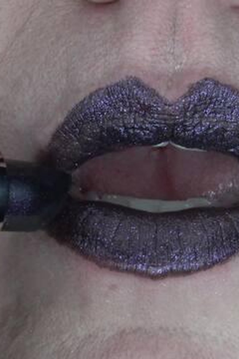 Dark Lipstick - Screenshot 1 of 4 - Close Up