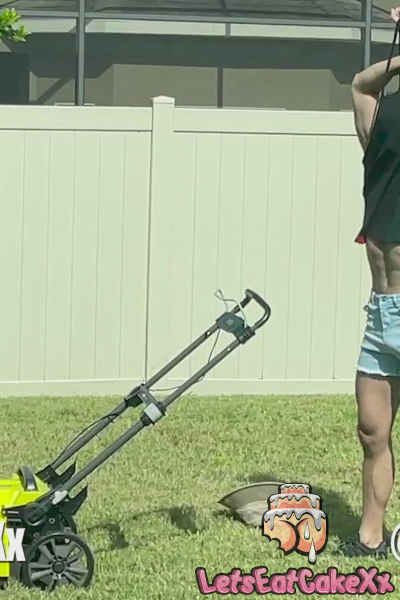 The Yard Boy (Preview) - Screenshot 1 of 4 - Blowjob