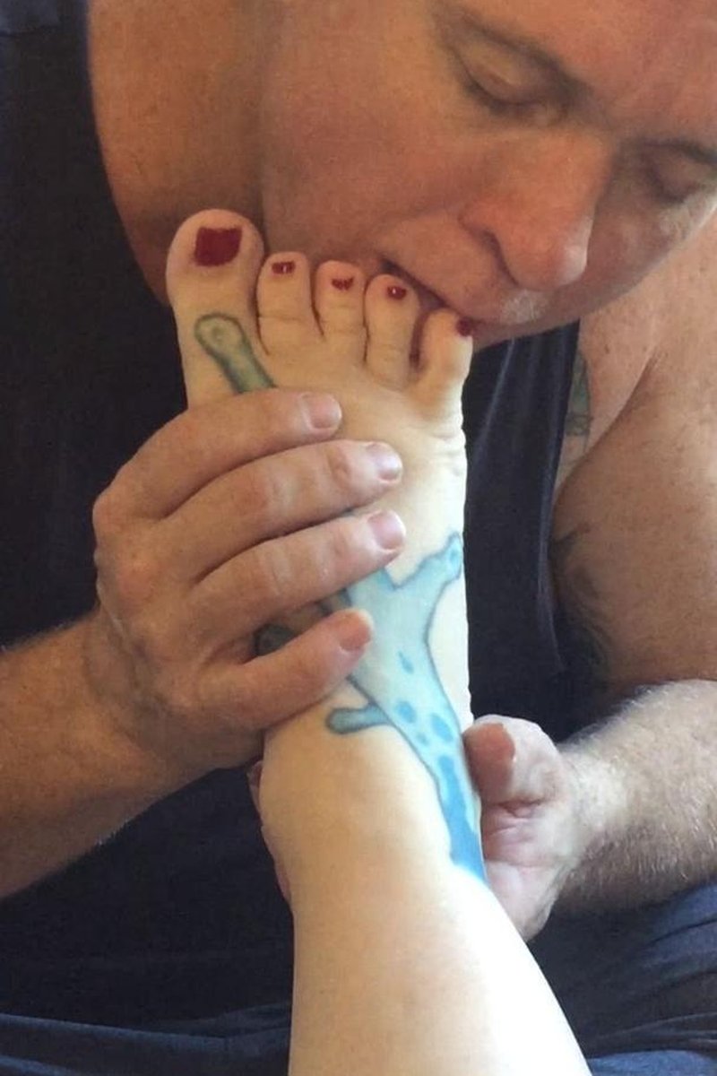 Suckable Chubby Toes - Screenshot 1 of 4 - Foot Fetish