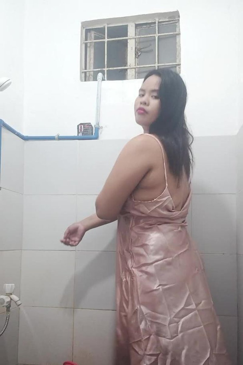 Half Shower - Screenshot 1 of 4 - 20-23 Years Old
