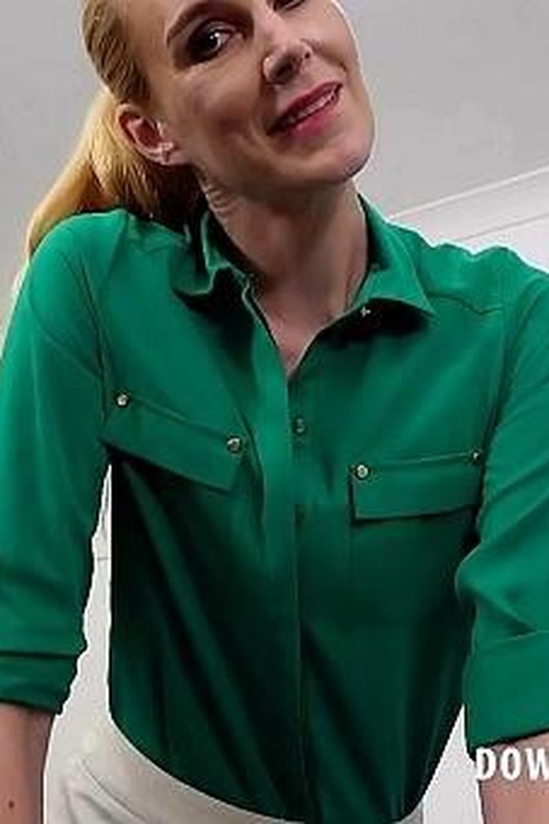 Ariel Anderssen - Screenshot 1 of 4 - Downblouse