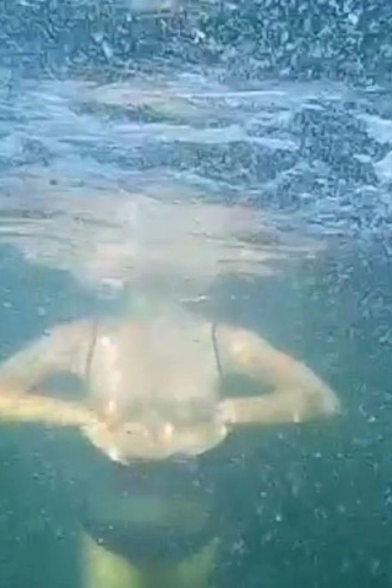 Under Water Flashing - Screenshot 1 of 4 - Big Tits