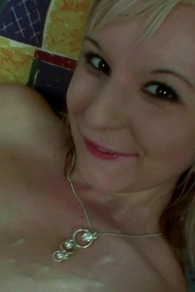 Fucking Blonde Mom - Screenshot 1 of 4 - Bed