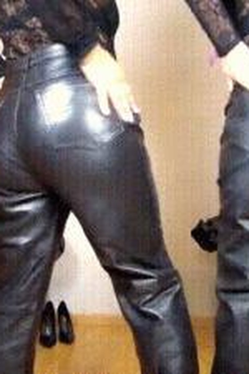 Leather Tutorial I - Screenshot 1 of 4 - Ass Worship