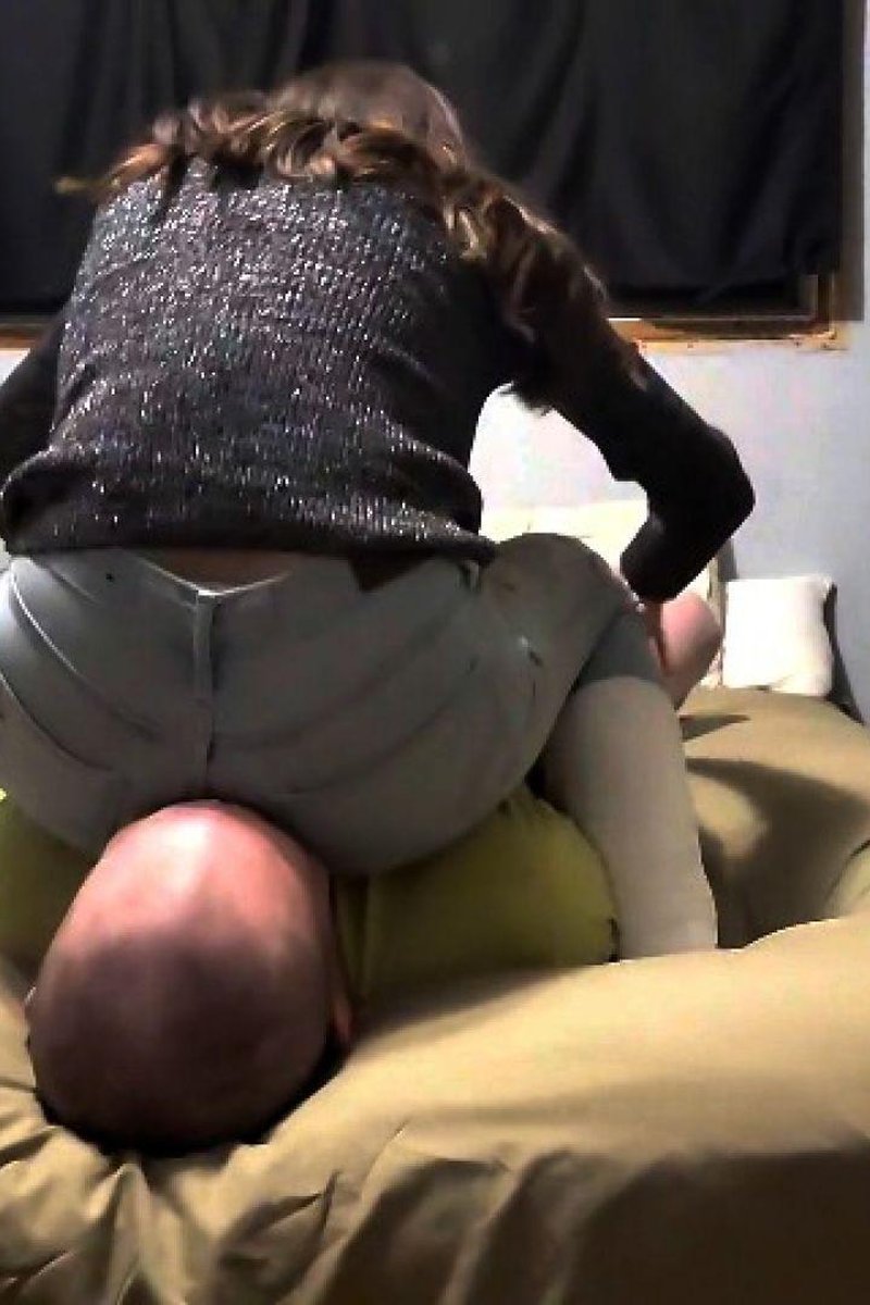 Jeans Facesitting - Screenshot 1 of 4 - Face Sitting Pov