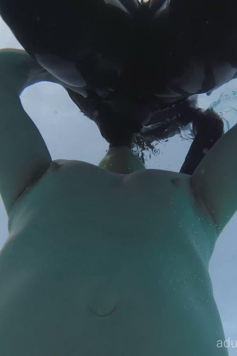Strapon Blow Under Water - Screenshot 1 of 4 - Blowjob