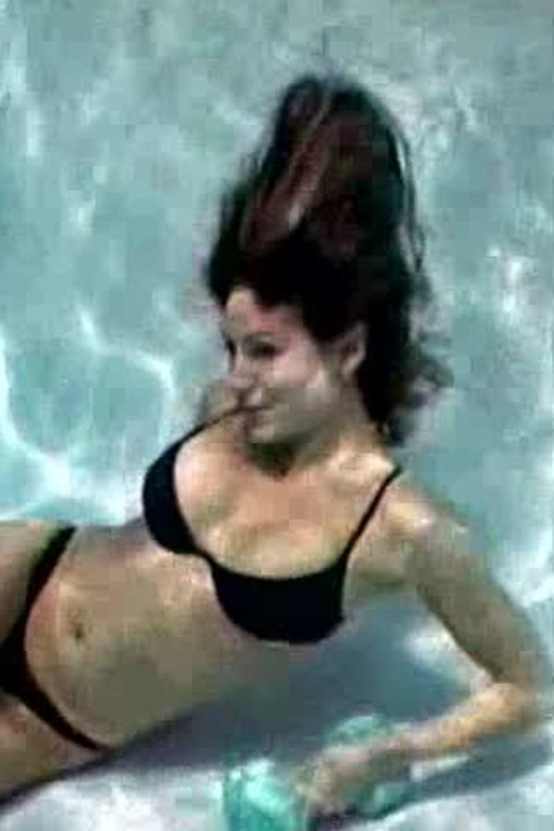 Taylor - Underwater Posing - Screenshot 1 of 4 - Asphyxiation