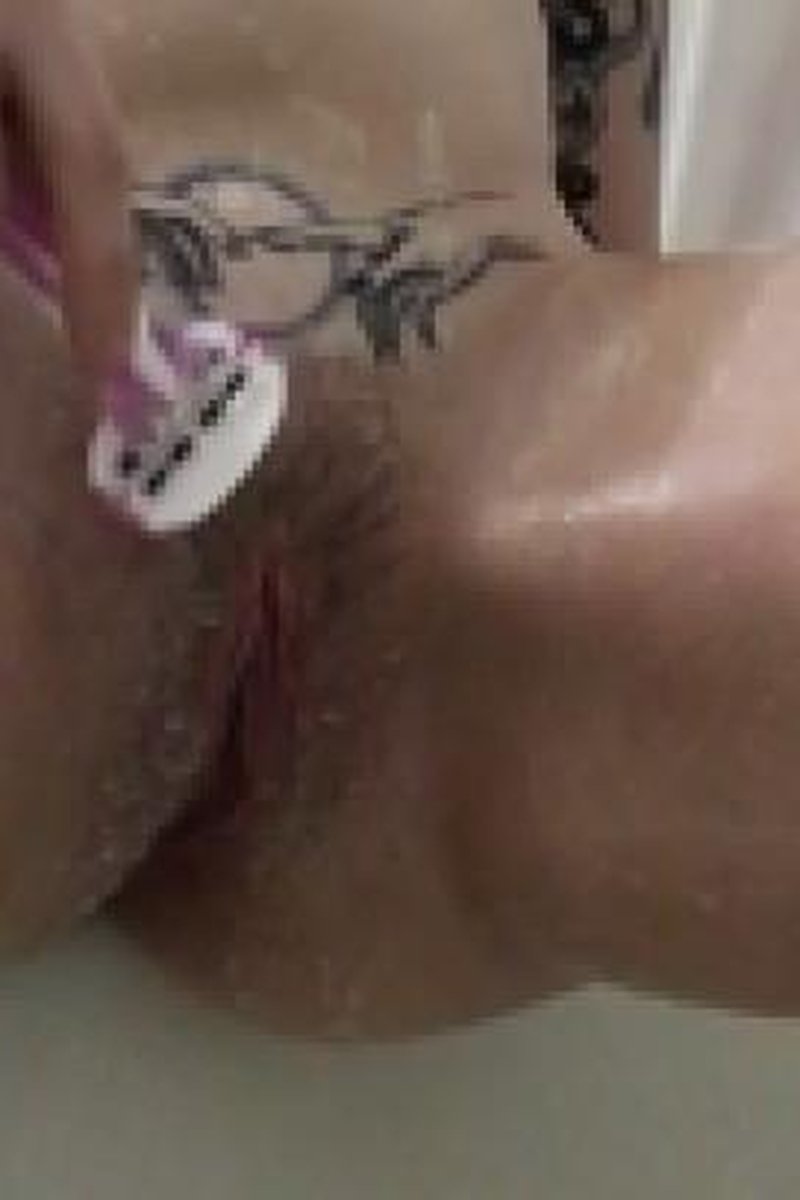 Pubic Shaving - Screenshot 1 of 4 - Hairless Pussy
