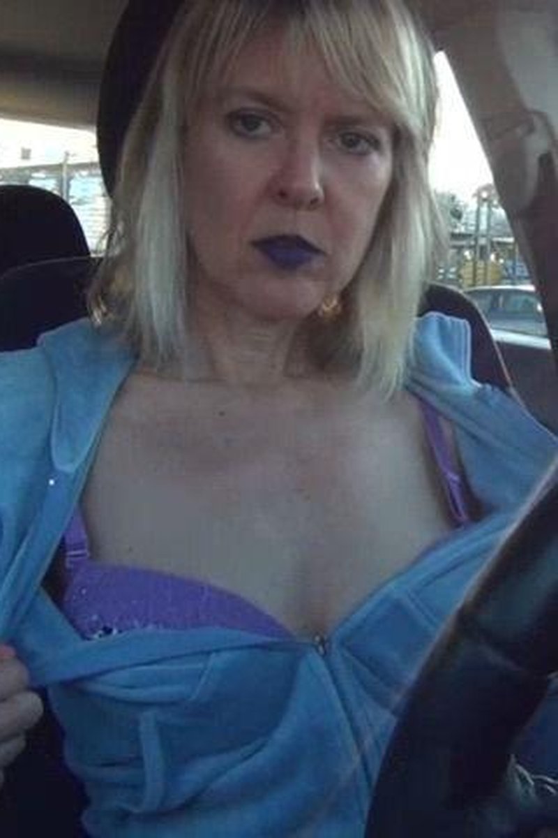 Public Play - Screenshot 1 of 4 - Blowjob