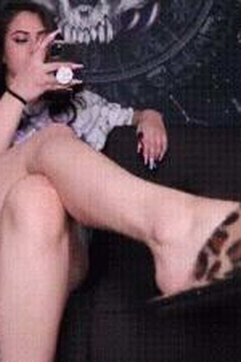 Slipper Dangling - Screenshot 1 of 4 - Brown Hair
