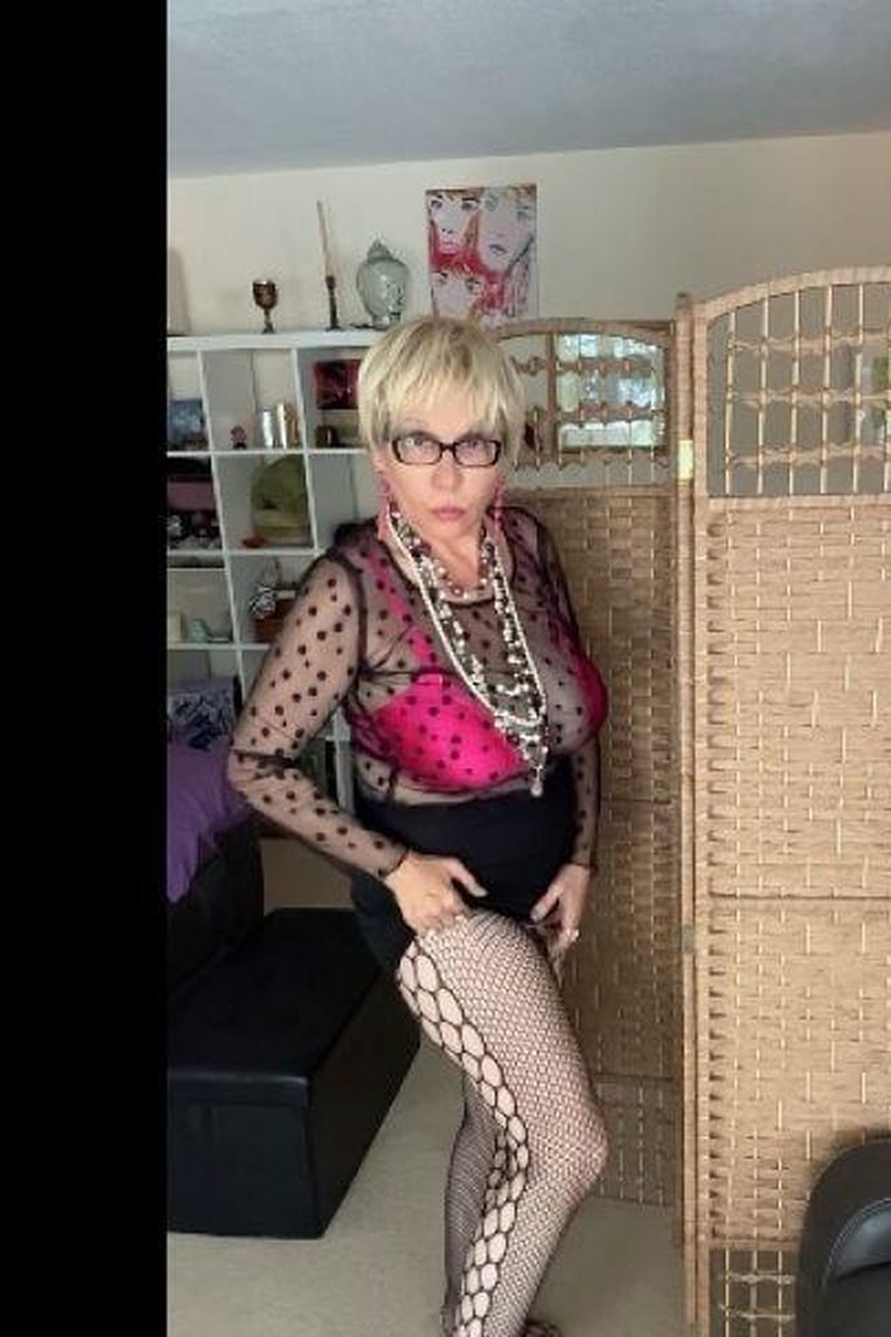 Standing Striptease - Screenshot 1 of 4 - Blondegoddess