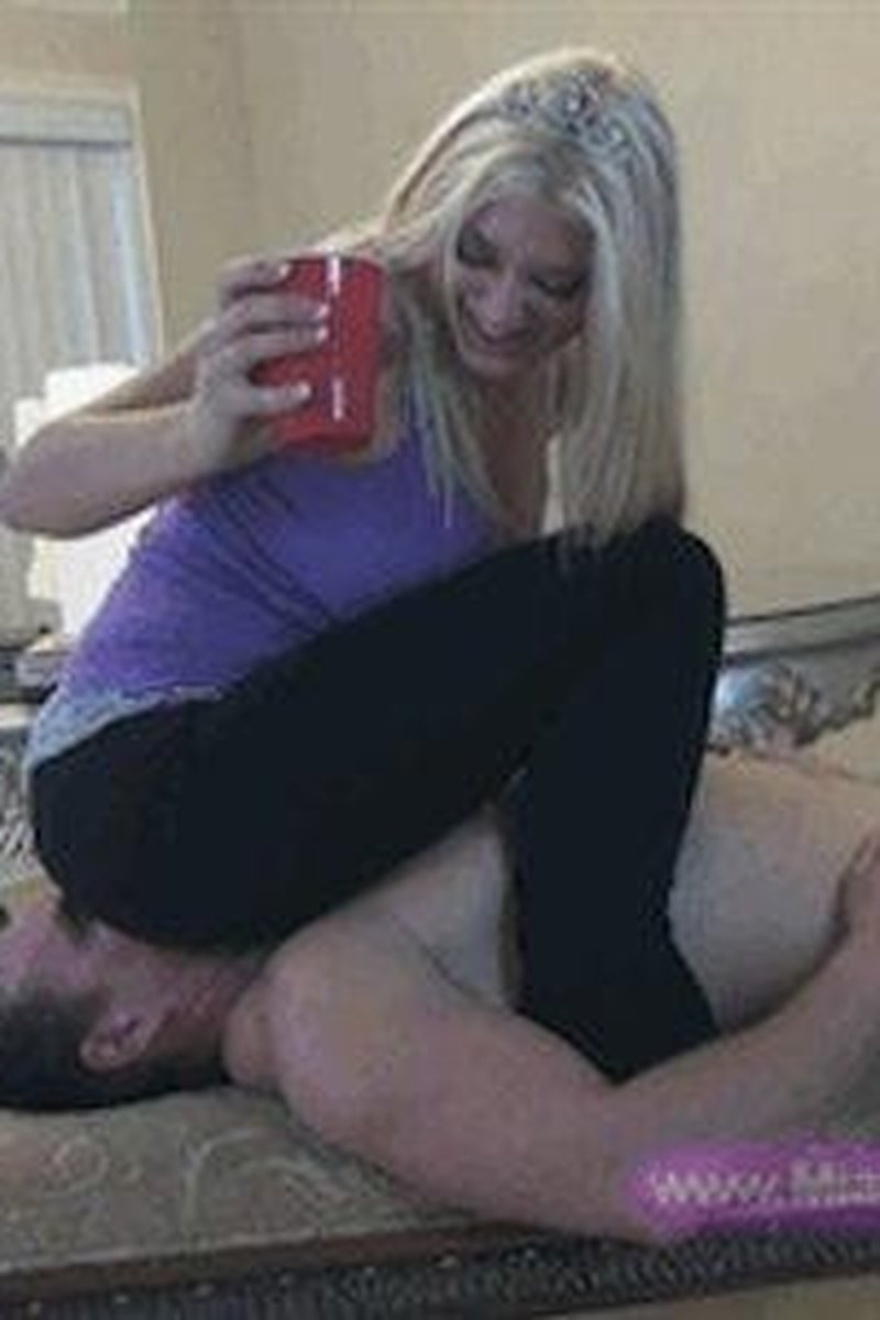 Butt Burps - Screenshot 1 of 4 - Facesitting