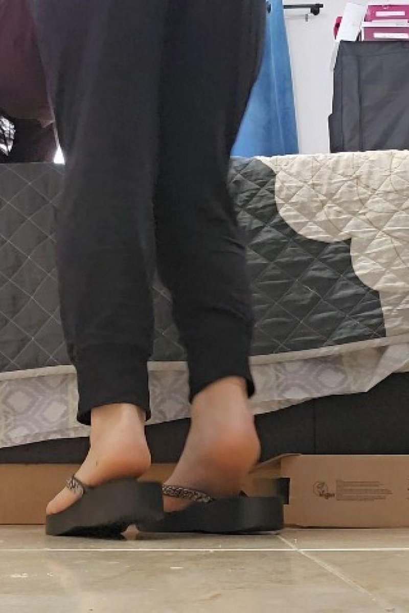 New Flip Flops Modeling - Screenshot 1 of 4 - Babes