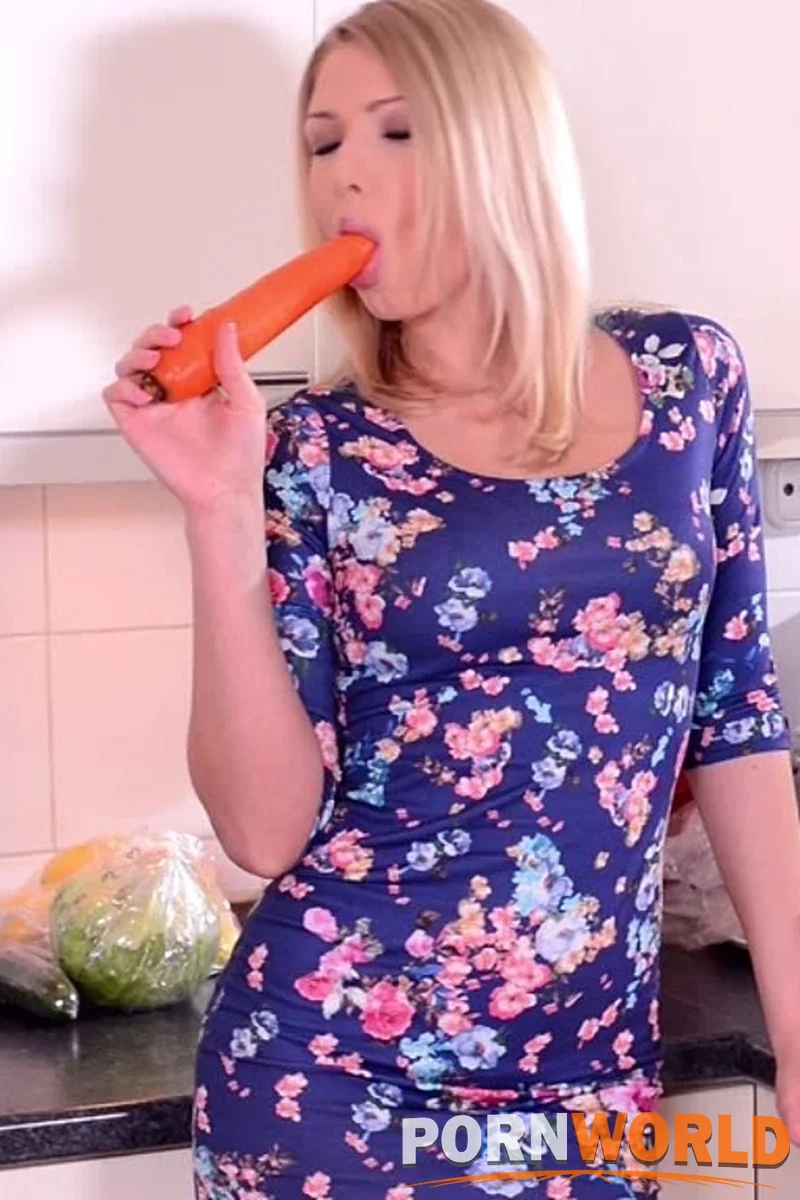 Her Vegetable Mood - Screenshot 1 of 4 - Caucasian