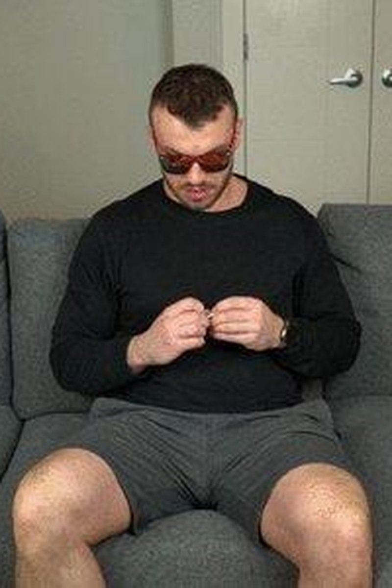 Ballbusting Sitter - Screenshot 1 of 4 - Amateur Ballbusting