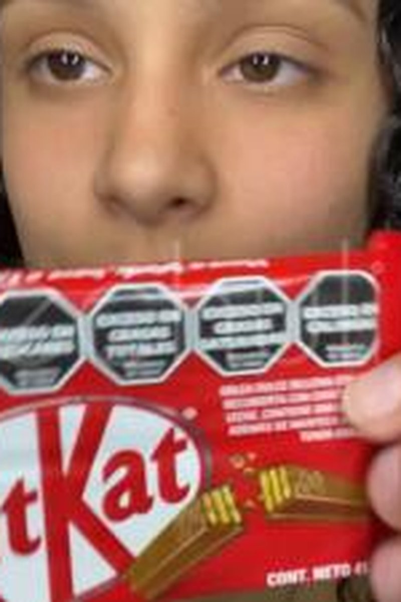Chewing Kitkat - Screenshot 1 of 4 - ASMR