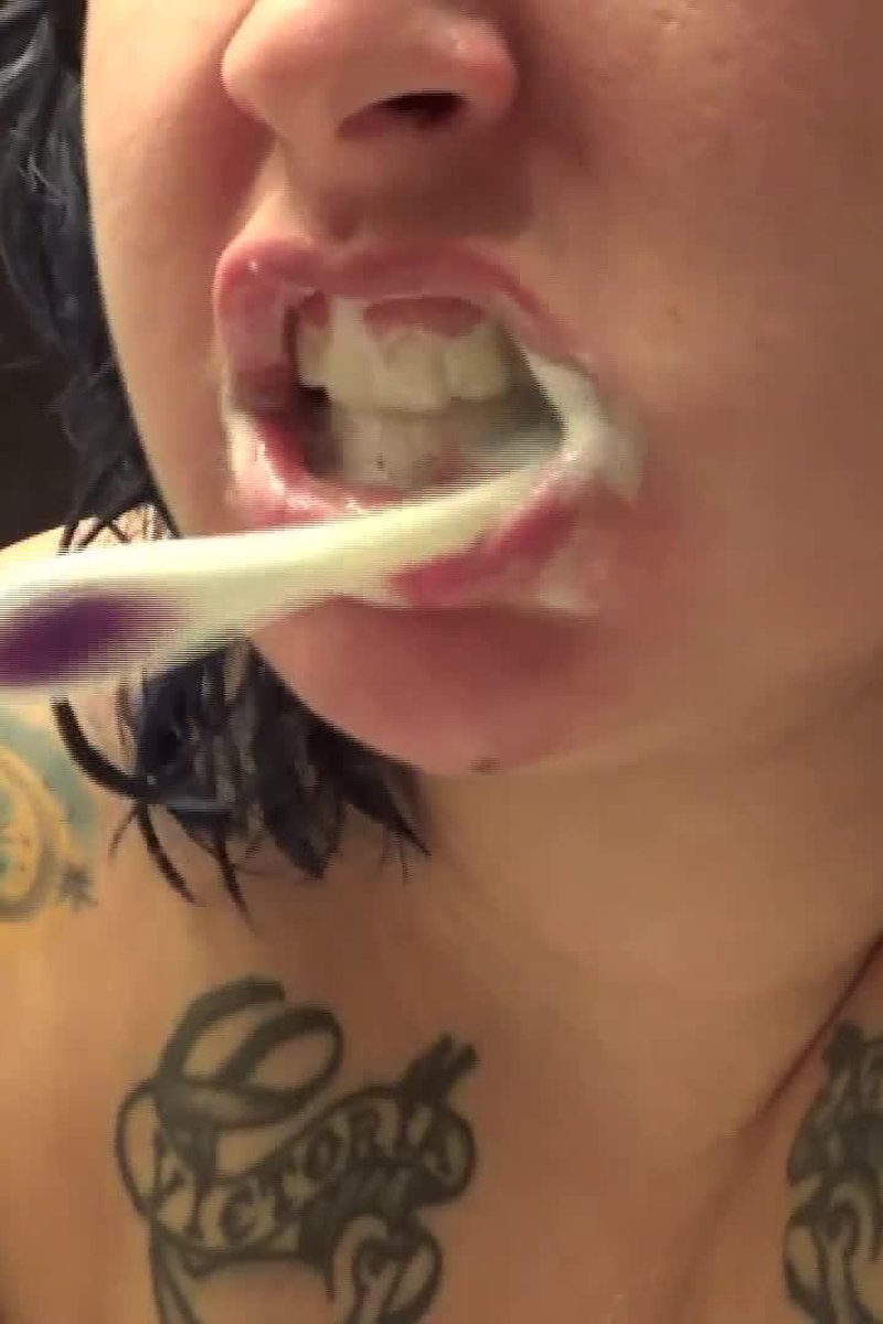 Brushing My Teeth - Screenshot 1 of 4 - Close Up